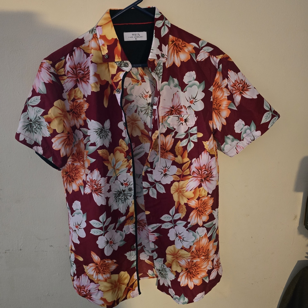 New WEIV Los Angeles Red Floral Button-Up Shirt S NWT 🌺